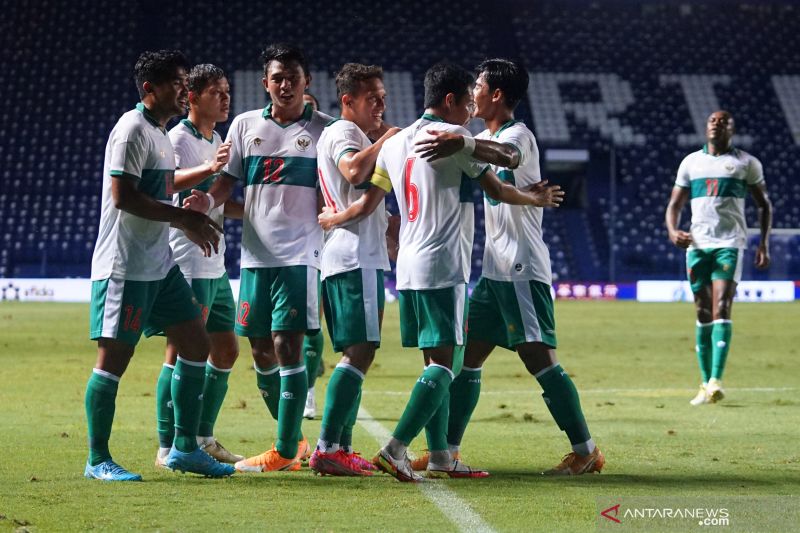 Several players from the Indonesian Men's National Football squad celebrate a goal.